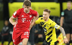 Müller und Reus im Zweikampf