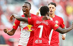 Salzburg-Spieler Daka jubelt